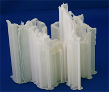 造形直後のサポート付のモデルとサポート除去後のモデル。オーバーハングのサポート材はシステムが自動で生成する。