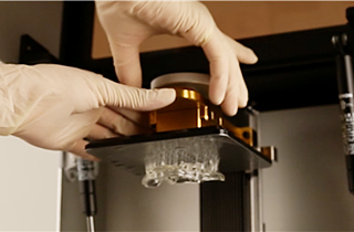 造形物の完成後 プリンターのカバーを開け、ワーキングプレートにぶら下がっている造形物をプレートごと取り出す。